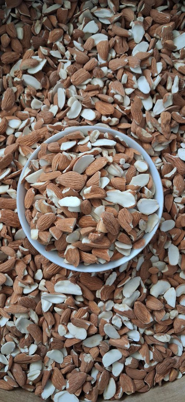 مغز بادام درختی ایرانی مامایی شکسته، شیرین و پرچرب