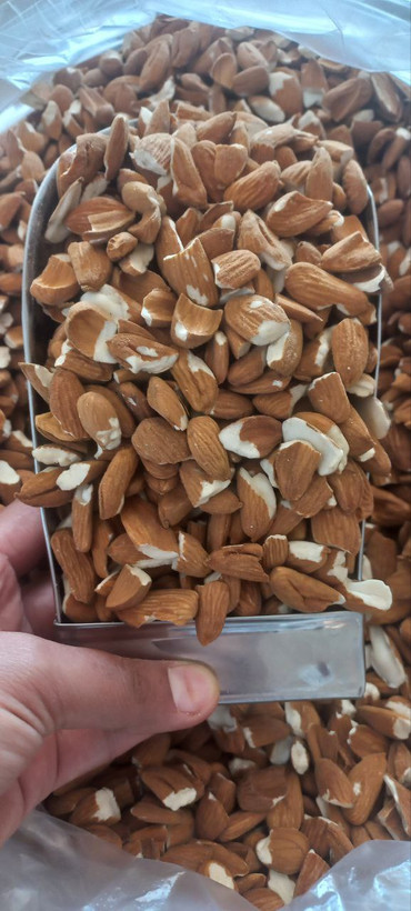 مغز بادام درختی ایرانی مامایی شکسته، شیرین و پرچرب