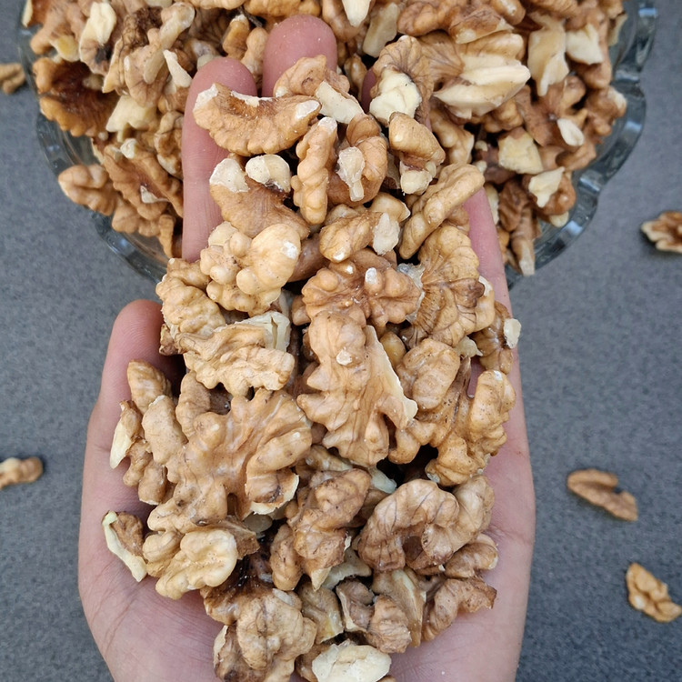 مغز گردو قنادی قهوه ای روشن